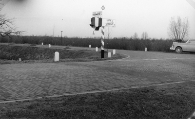 841741 Afbeelding van een ANWB-wegwijzer tijdens de feestelijke openstelling van de Weg No. 7 van Schoonhoven naar ...